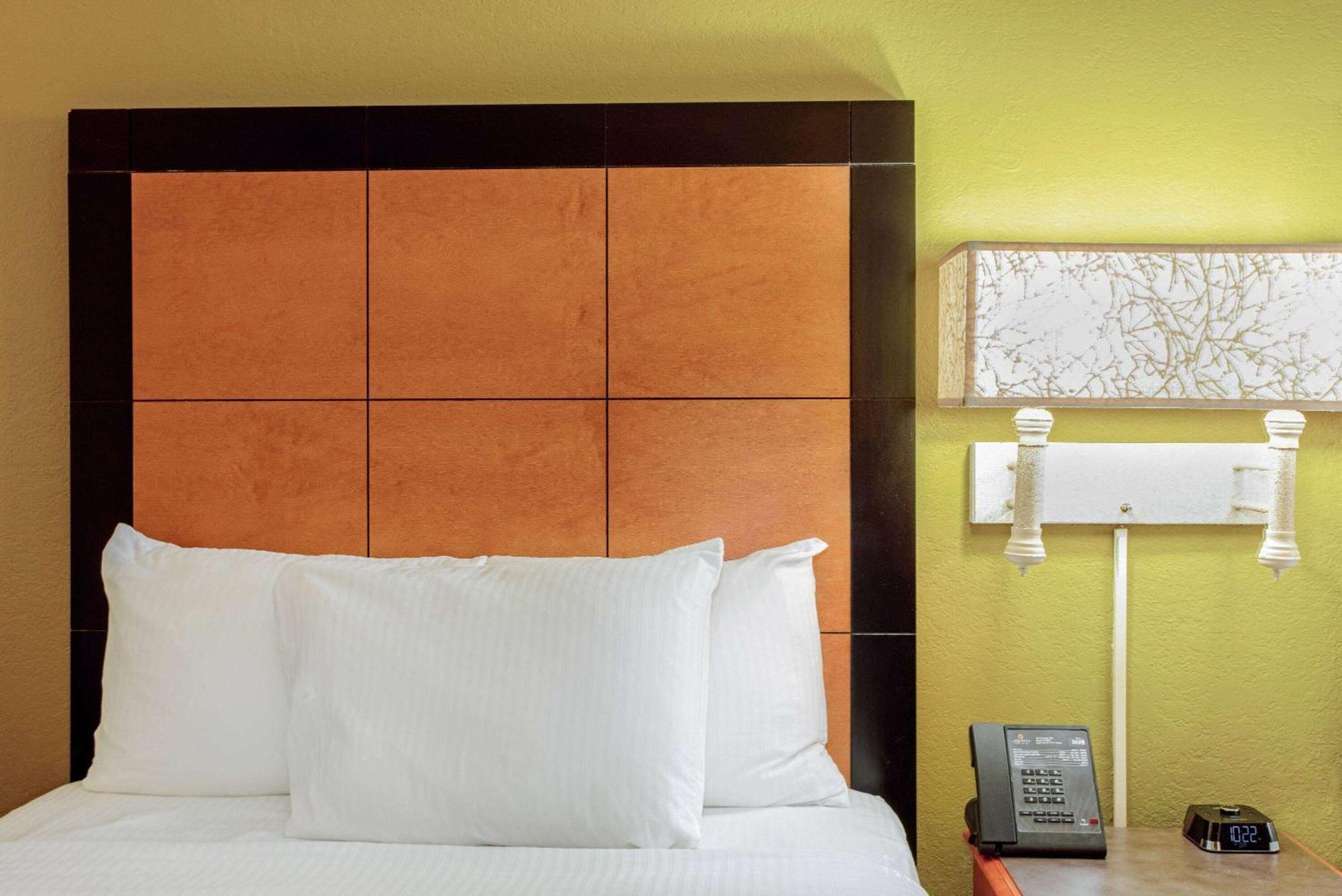 La Quinta Inn By Wyndham Orlando Airport West Экстерьер фото